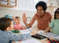 Kinder basteln zusammen